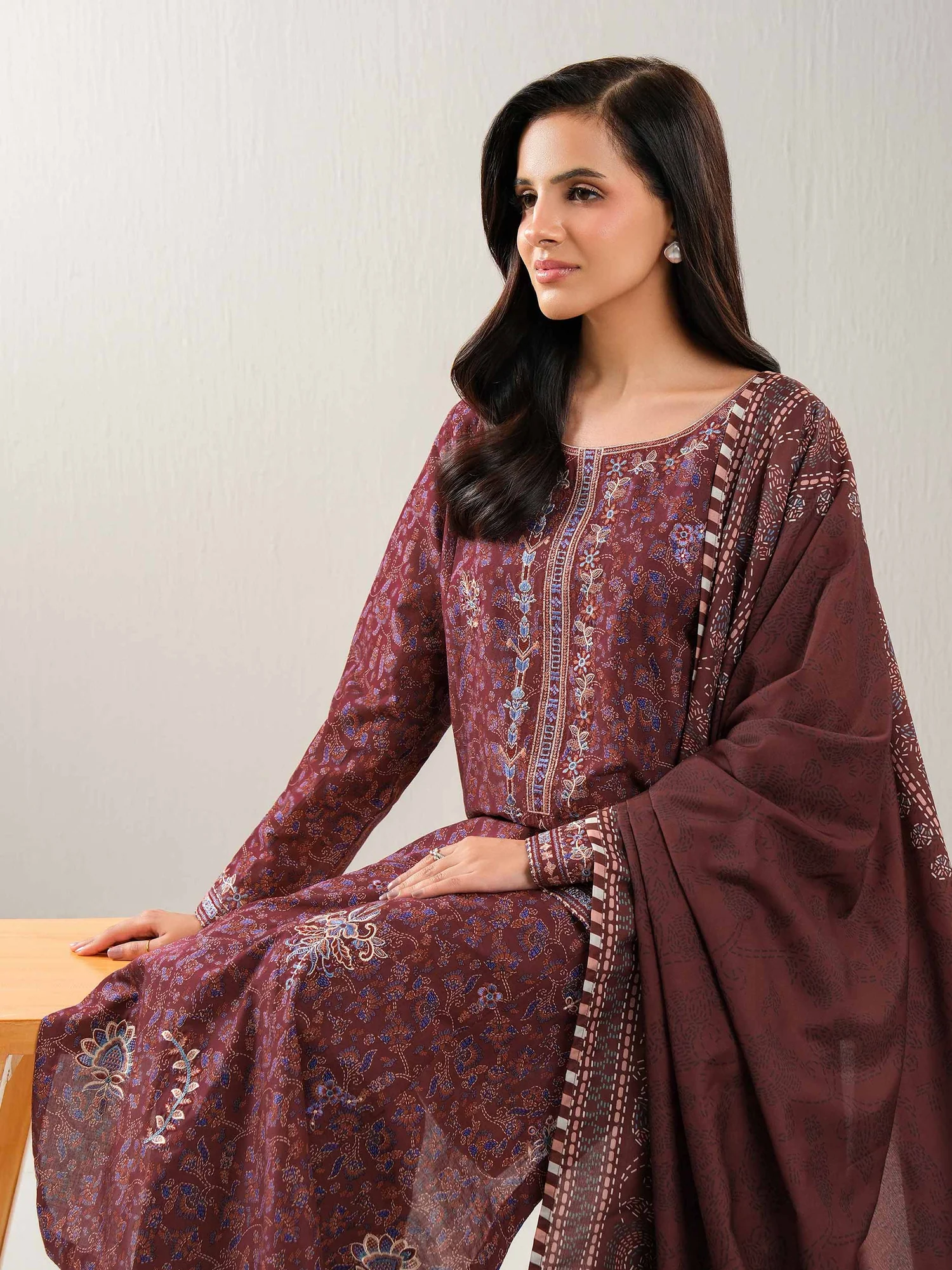 U4456SU-3PC-582-3PieceLawnSuit-Embroidered_Unstitched_6